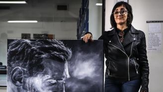 Claudia Pérez pinta un retrato de Messi y la invitan a Qatar