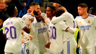 Karim Benzema celebra junto a sus compañeros del Real Madrid