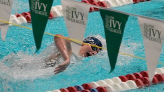 Lia Thomas nadando en la primera etapa del relevo de estilo libre