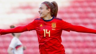 Alexia Putellas celebrando un gol con España