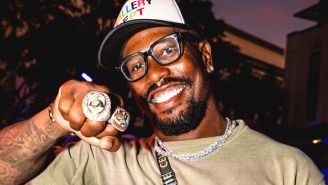 Von Miller presume su anillo del Superbowl LVI