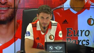 Santiago Giménez tendrá competencia en el Feyenoord