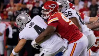 Chris Jones y Derek Carr durante un partido