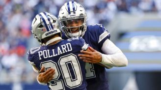 Dak Prescott y Tony Pollard durante un partido