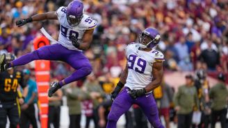 Vikings celebran durante partido contra Commanders