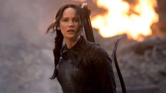 Jennifer Lawrence interpretando a Katniss Everdeen