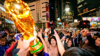 Aficionados japoneses esperan al semáforo rojo para celebrar