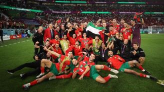 Jugadores de Marruecos festejando con bandera de Palestina