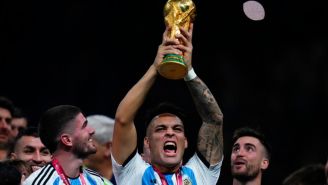 Lautaro Martínez levanta el trofeo de la FIFA