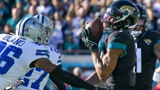 Zay Jones atrapa un pase de touchdown en la zona de anotación