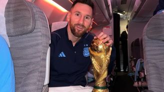 Lionel Messi se mostró feliz junto al trofeo