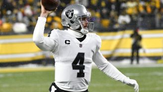 Raiders mandaron a la banca Derek Carr