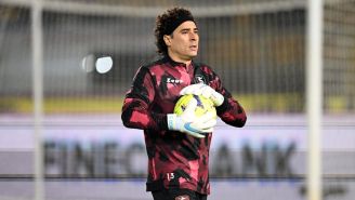 Memo Ochoa durante un partido con el Salernitana