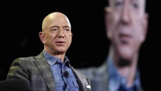 Jeff Bezos, fundador de Amazon busca comprar a Commanders