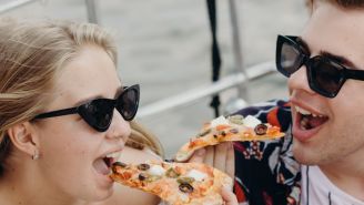 Unos jóvenes comparten una pizza