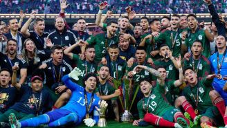 La Selección Mexicana celebrando la consecución de la Copa Oro