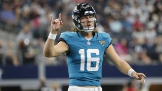 Trevor Lawrence jugando con los Jaguars