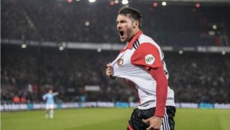 Giménez celebrando un gol con Feyenoord