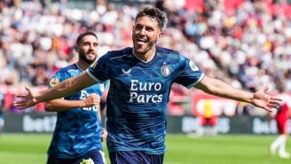 Santiago Giménez celebrando su gol 