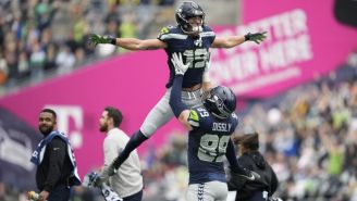 Jake Bobo celebrando tras conseguir una anotación