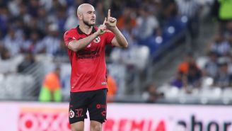 Carlos González celebró su gol con la señal de los 