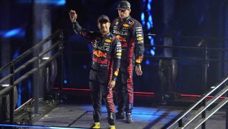 El mexicano Sergio Pérez saluda a la afición, con Max Verstappen detrás