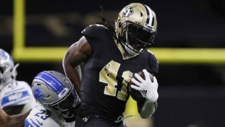 Alvin Kamara le regala un jersey autografiado al oficial lesionó 