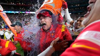 Super Bowl 2024: ¿Cómo y cuándo nació la tradición de bañar con bebida energética al coach ganador? 