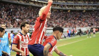 Cowell y ‘Pocho’ Guzmán festejan como ‘vaqueros’ el gol de la victoria ante Juárez