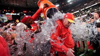 Super Bowl 2024: ¿De qué color fue la bebida energética que lanzaron a Andy Reid tras el triunfo de Chiefs?