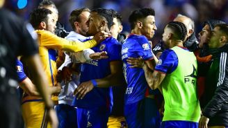 Cruz Azul y Tigres protagonizaron bronca al final del partido