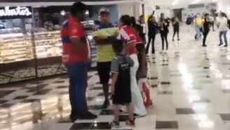 ¡Ya no hay respeto! Aficionados de Chivas insultan a seguidor del América en el AICM