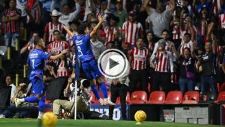 Chivas 'golea' a Cruz Azul en la tribuna del Estadio Azteca