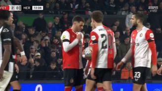 ¡'Piedra, papel o tijera'! Jugadores del Feyenoord deciden al cobrador del tiro libre con juego de azar