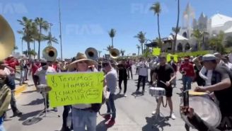 Músicos protestan en Mazatlán para que los dejen trabajar en las playas