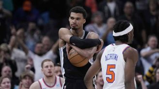 ¡Ni celebrar pueden! NBA multa a Wembanyama 25 mil dólares por lanzar balón a las gradas mientras festejaba