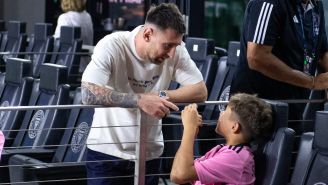 Messi se detuvo a firmar autógrafos y dar fotos en Miami