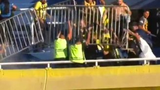 ¡Inaceptable! Aficionados de Rosario Central tiran vallas del estadio contra seguidores de Peñarol