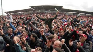 Aficionados invaden campo tras ascenso de Wrexham