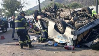 Volcadura de camioneta de transporte público deja dos muertos en la Calzada Ignacio Zaragoza