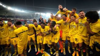 Jugador de Borussia Dortmund sufrió caída durante festejo