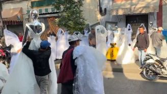 ¿Los regalan? Vestidos de novia acaban en banquetas del Centro Histórico 