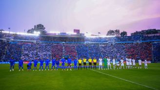 Afición de Cruz Azul rinde homenaje a Paco Villa coreando su nombre tras un minuto de aplausos