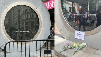 Ciudadanos de Dublín dejan flores en portal 