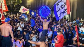 ¡Equipo y afición unidos! 600 aficionados de Cruz Azul llevaron serenata a los jugadores