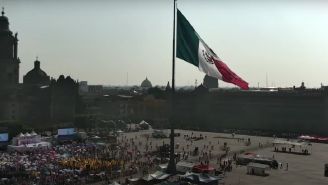 AMLO cumple promesa e izan bandera en el Zócalo