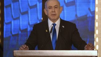 El primer ministro israelí, Benjamin Netanyahu, se dirige a una ceremonia que conmemora el Día de los Caídos en las guerras de Israel y las víctimas de los ataques en el cementerio militar Monte Herzl de Jerusalén