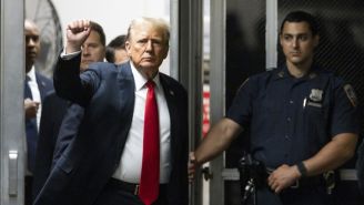 El expresidente Donald Trump regresa a la sala del tribunal después de una pausa para almorzar en el Tribunal Penal de Manhattan