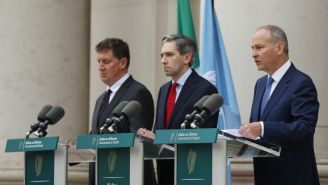 Los tres líderes del gobierno irlandés de izquierda a derecha, el ministro Eamon Ryan, el Taoiseach Simon Harris y el Tanaiste Micheal Martin, hablan con los medios durante una conferencia de prensa frente a los edificios gubernamentales, en Dublín, Irlanda
