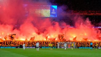 Afición de Borussia Dortmund 'enciende' Wembley con decenas de bengalas
